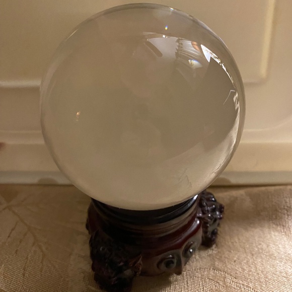 Amlong Crystal Ball and Lion Resin Stand - Picture 1 of 11